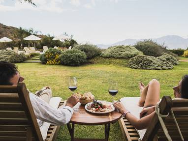 Stel op ligbedden met glas wijn in Viñas de Cafayate Wine Resort in Argentinië