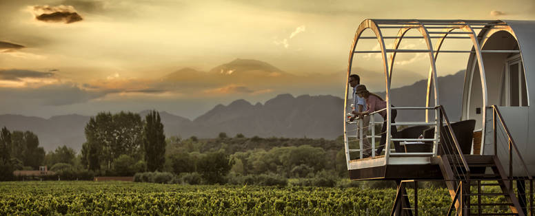 Twee mensen die uitkijken over een wijngaard bij Entre Cielos in Menddoza Argentinië.