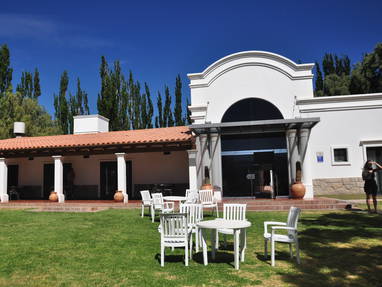 De witte buitenkant van La Merced del Alto in het noorden van Argentinië