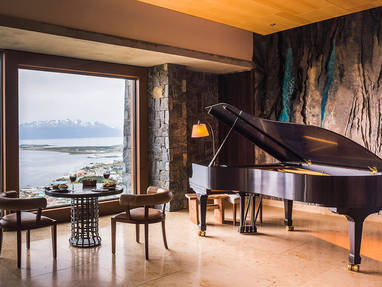 Lobby met piano en uitzicht over natuur bij Arakur in Ushuaia Argentinië
