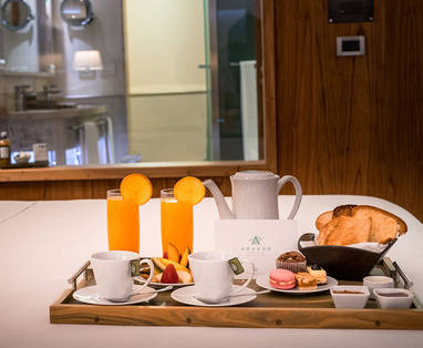 Arakur_room_breakfast