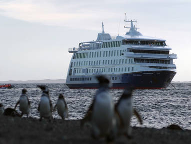 Stella Australis cruiseschip vanaf land in het zuiden van Chili en Argentinië