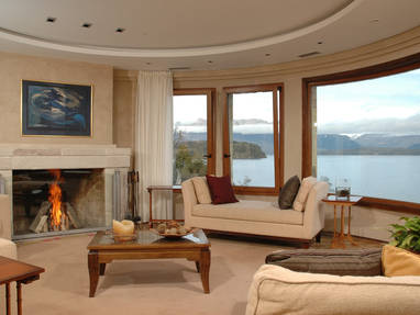 Lobby met uitzicht op meer in El Faro by DON in Villa Angostura Argentinië