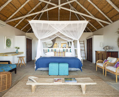 Azura_Marlin_Beach_-_Beach_Villa_four_poster_bed