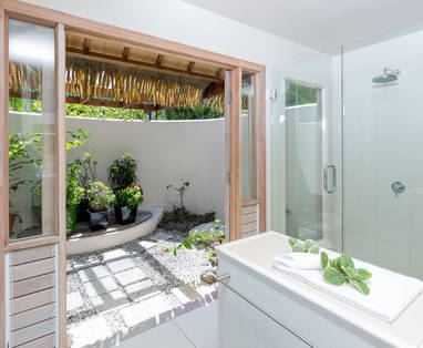 Bunaglow_Bathroom-LittlePolynesian-CRED_turamaphotgraphy