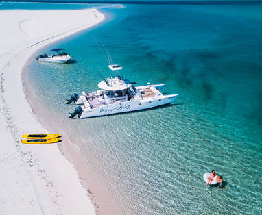 Een boot in het water in Mozambique met twee gele kano's.