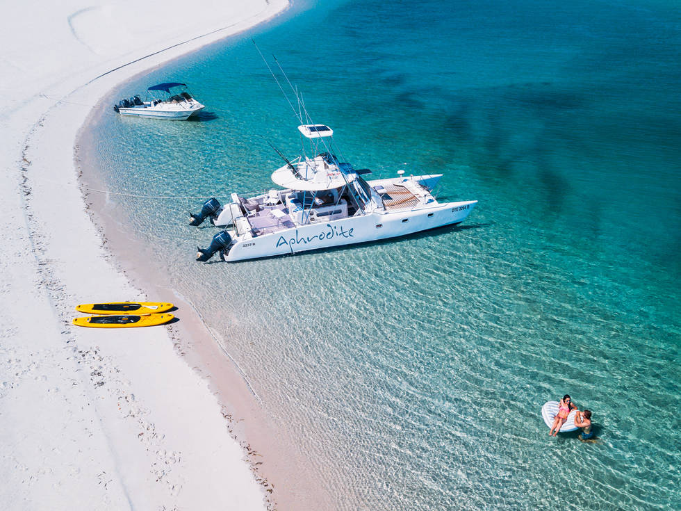 Een boot in het water in Mozambique met twee gele kano's.