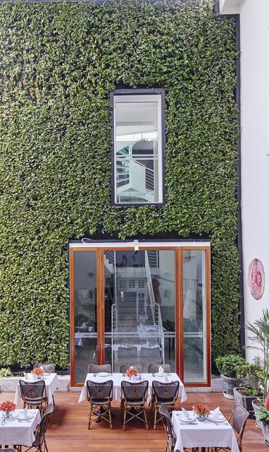 PE hotel b patio buiten 03_-_HB_patio_04