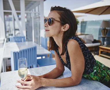 PE hotel b lima vrouw op dakterras 04_-_HB_rooftop_05