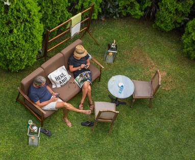 PE_Atemporal__buiten_relaxen_drinken_Max_Milligan_-Atemporal_Hi_Res-10_(2)