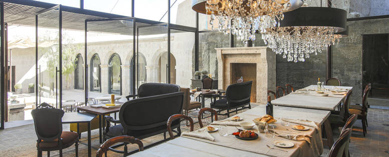 PE_cirqa_tafel_eten_CIRQA125