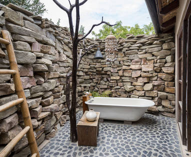 PE_hotel_kichic_open_badkamer_bad_logo-1522178779-200