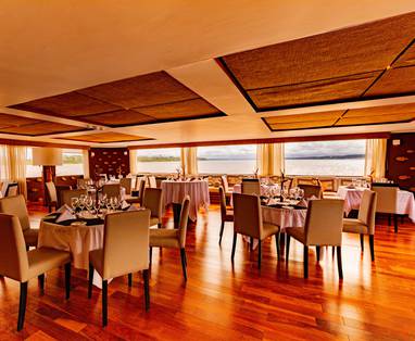 PE_delfin_cruise_3_amazone_restaurant_13._Delfin_III_-_Dining_Room