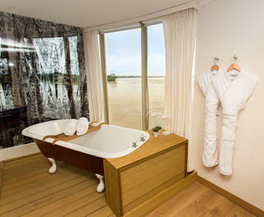 PE_delfin_cruise_3_amazone_badkamer_5._Delfin_III_-_Owner's_Suite_Bathroom