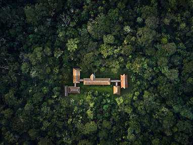 PE_Tambopata_Research_Center_entree_lobby_FOTO_DRONE_-_PAUL_BERTNER