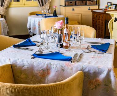 RE_Saint_Denis_TABLE_RESTAURANT