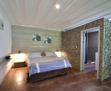 Tapakala_Chambre1_Lit_SDB