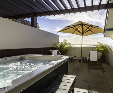 Terrase_avec_jacuzzi_-Sénior_Suite