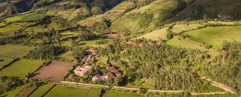 PE_Kentitambo_B_B_leymebamba_bovenaanzicht_natuur_Kentitambo-drone-1-1030x578