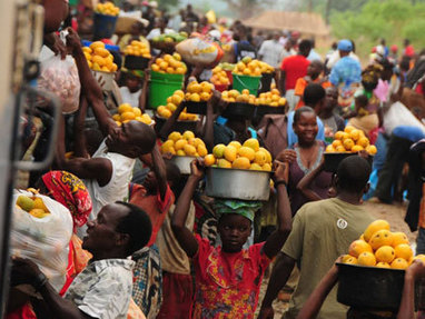 Mozambique | Cuamba | verkopers bij treinstation