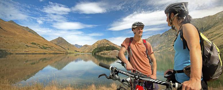 friends-biking-at-moke-lake