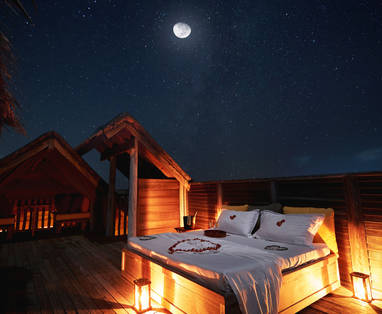 Gili_Lankanfushi_-_GLM_Sleep_under_the_stars_Romantic_Set-up