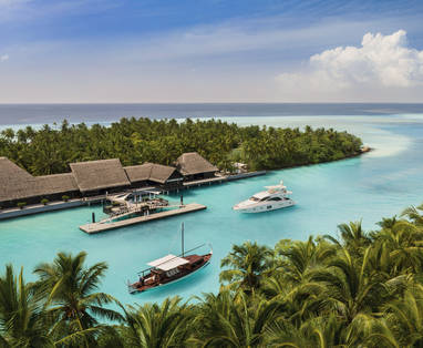 OO_RR_Resort_ArrivalYacht_Drone_1199_BOAT_MASTER