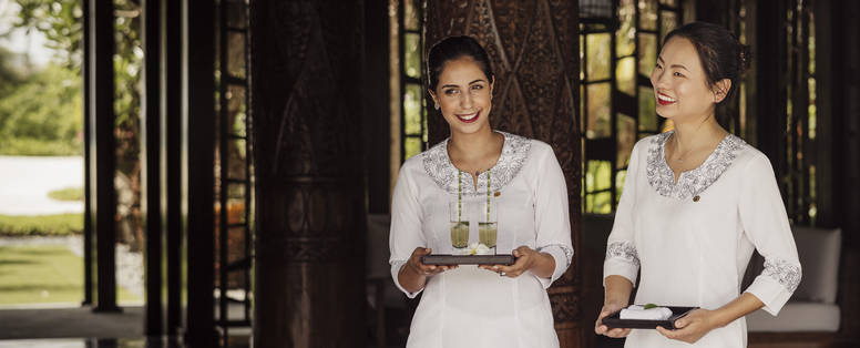 OO_RR_Resort_Reception_ConciergeGirls_1379_MASTER