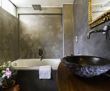 PE_Hotel_Katari_at_Plaza_de_Armas_Arequipa_badkamer_met_bad