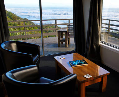 NZ_Greymouth_Breakers_Breakwater_suite_room_with_views_to_Tasman_Sea