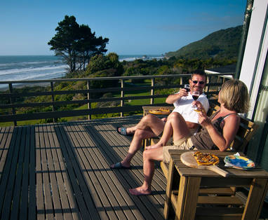 NZ_Greymouth_Breakers_pizza_on_the_deck_Breakwater_suite
