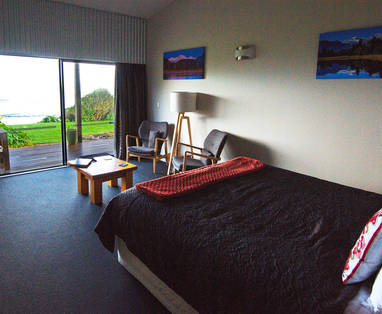 NZ_Greymouth_Breakers_driftwood_room_with_views_to_tasman_sea_and_gardens