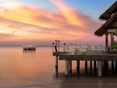 Anantara_Dhigu_Restaurant_Sea_Fire_Salt_with_model