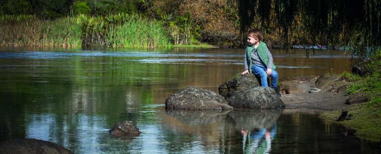 NZ_Taupo_Huka_Lodge_Children_Enjoy_The_Natural_Location_Of_Huka_Lodge_104577