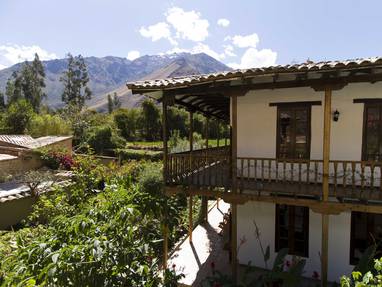 PE_Ollantaytambo_El_Albergue_huis_Habitaciones_superiores_balcon