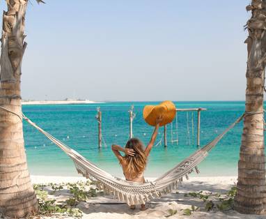Vrouw in hangmat op eiland bij Abu Dhabi