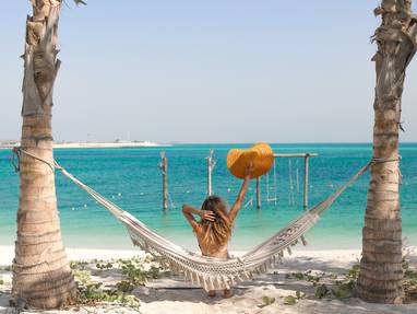 Vrouw in hangmat op eiland bij Abu Dhabi