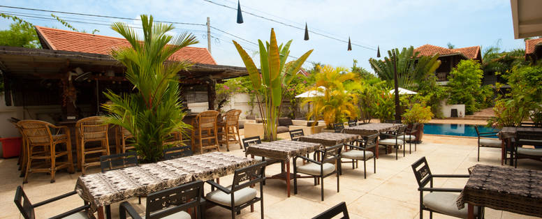 CM_Battambang_Bambu_Hotel_terras_zwembad_DSC_6435