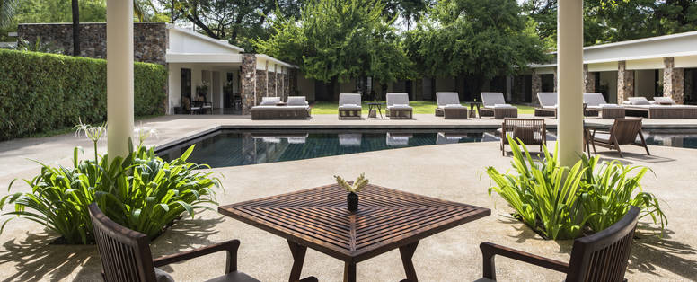 CM_Siem_Reap_Amansara_zwembad_Amansara__Cambodia_-_Main_Swimming_Pool_Pergola_High_Res_10096