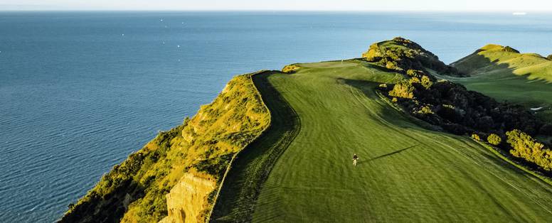 In Hawkes Bay kun je goed golfen met een fantastisch uitzicht.