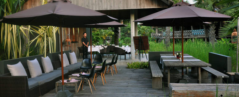 CM_Sala_Lodges_terras_buiten_AL_lounge_day