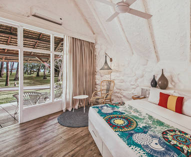 MU_La_Pirogue__Beach_Bar_Le_Morne_Garden_Family_Bungalow