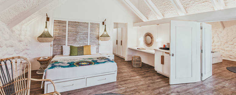 MU_La_Pirogue__Beach_Pavilion_Family