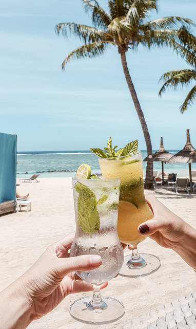 MU_Outrigger_Mauritius_Beach_Resort_Cocktails_at_the_Beach