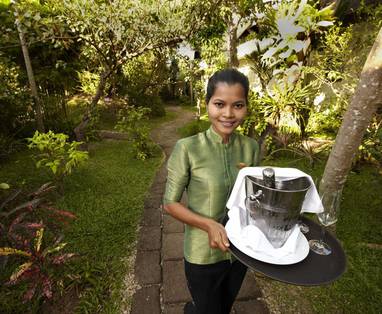 CM_Heritage_Suites_Hotel_Siem_Reap_website_personeel_Room-service-e1542632746990