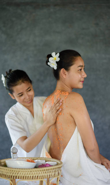 Body Scrub behandeling in de spa bij The Royal Sands op Koh Rong in Cambodja