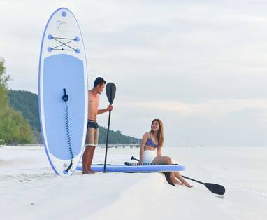 Koppel met supboards op het strand bij The Royal Sands op Koh Rong in Cambodja
