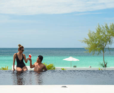 Koppel in het zwembad bij The Royal Sands op Koh Rong in Cambodja