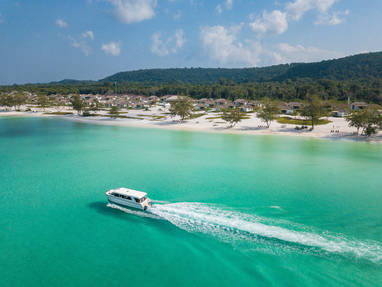 Boot bij het strand bij The Royal Sands op Koh Rong in Cambodja