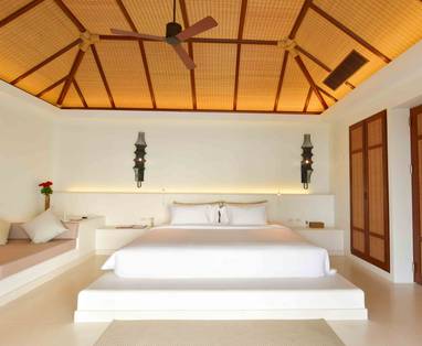 Slaapkamer Oceanview villa bij The Royal Sands op Koh Rong in Cambodja